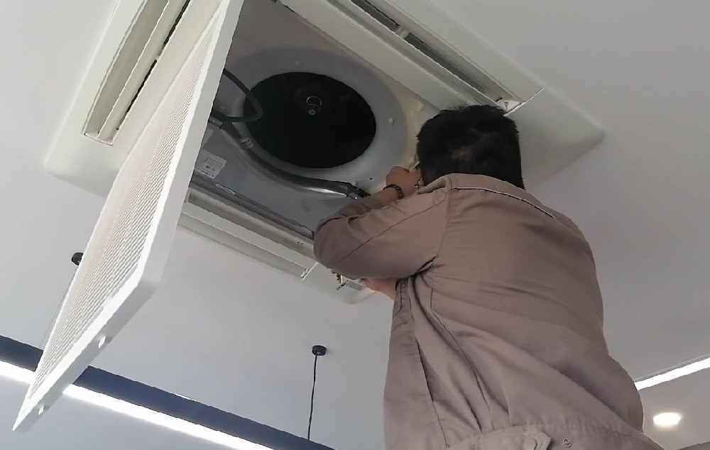空调维修现场